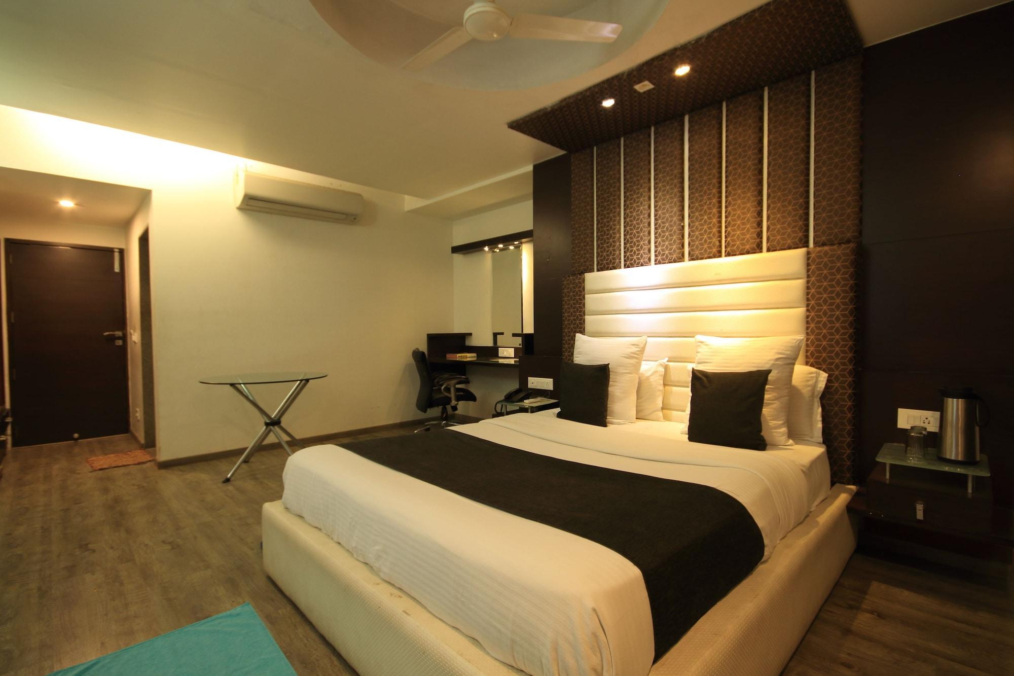 Fabhotel Kadamb Inn Ahmedabad Eksteriør bilde