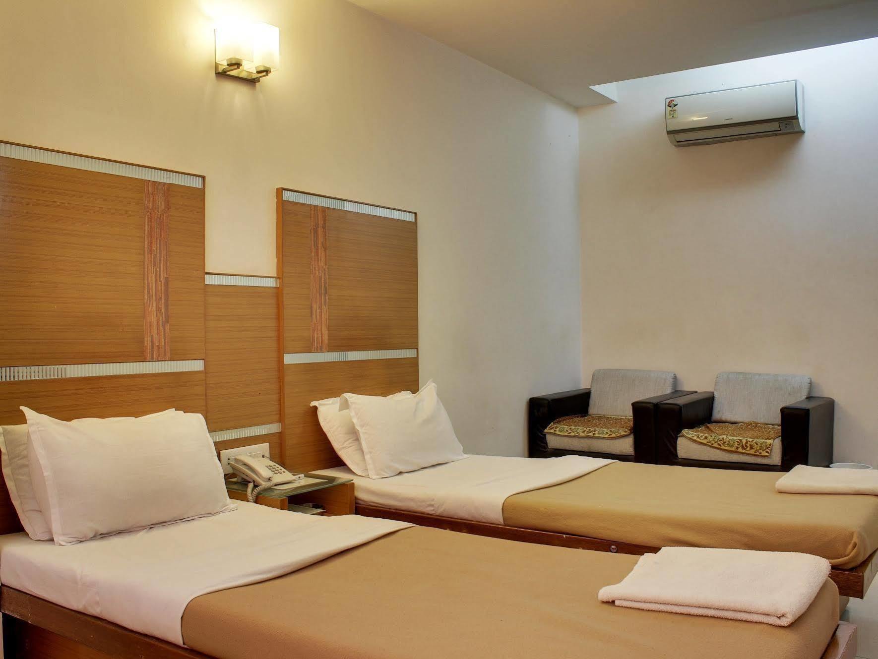 Fabhotel Kadamb Inn Ahmedabad Eksteriør bilde